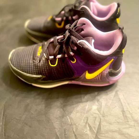 Lebron Nike Basketball Shoes - Picture 1 of 5